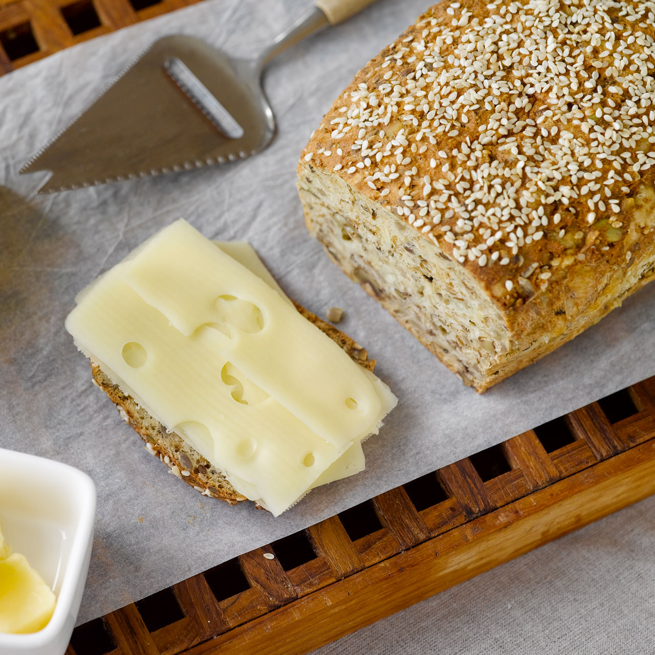 Хлеб с маслом польза. Хлеб с маслом. Бутерброд с сыром. Хлеб и сыр. Хлеб с маслом и сыром.